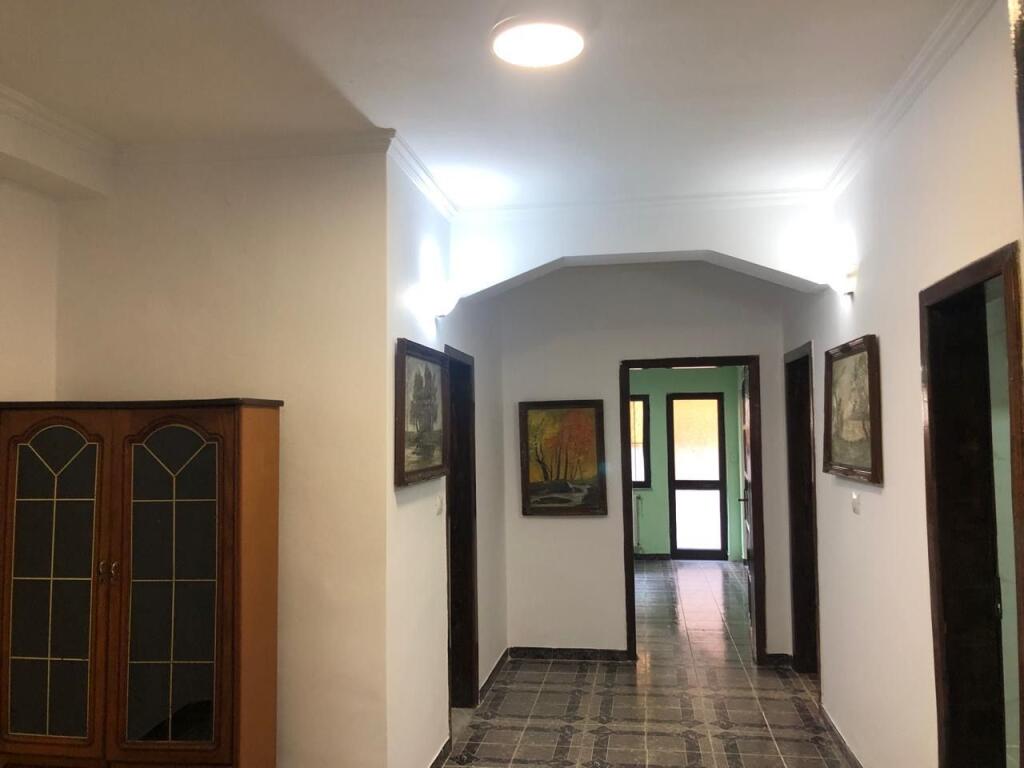 Jepet ambient me qira pranë Spitalit Gjerman
