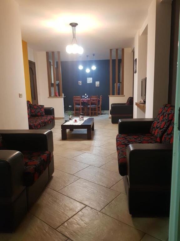 Jepet me qera apartamenti 2+1. Rruga Fortuzi , prane eco market Cmimi: 600 mije leke
