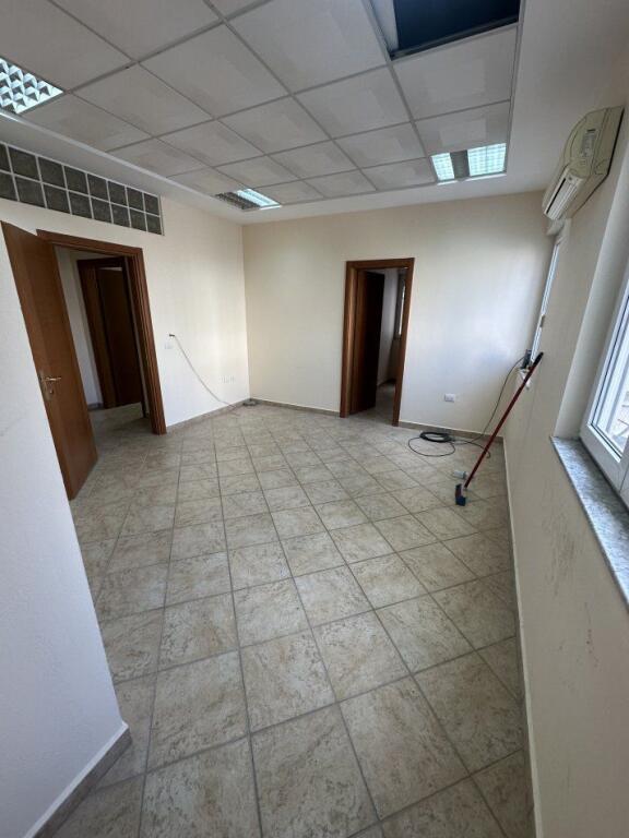 🏢 Zyrë me qira në Qendër të Tiranës – 30 m nga Hotel Plaza