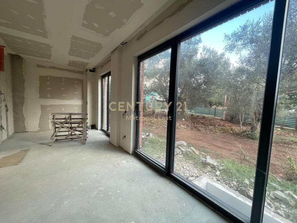MODERN 3-STOREY VILLA WITH PRIVATE GARDEN FOR SALE IN A RESIDENTIAL AREA IN FARKE