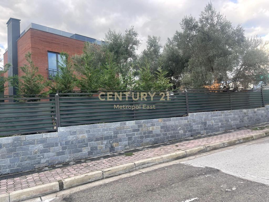 MODERN 3-STOREY VILLA WITH PRIVATE GARDEN FOR SALE IN A RESIDENTIAL AREA IN FARKE