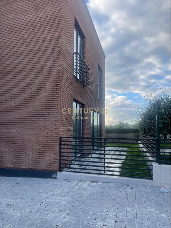 MODERN 3-STOREY VILLA WITH PRIVATE GARDEN FOR SALE IN A RESIDENTIAL AREA IN FARKE
