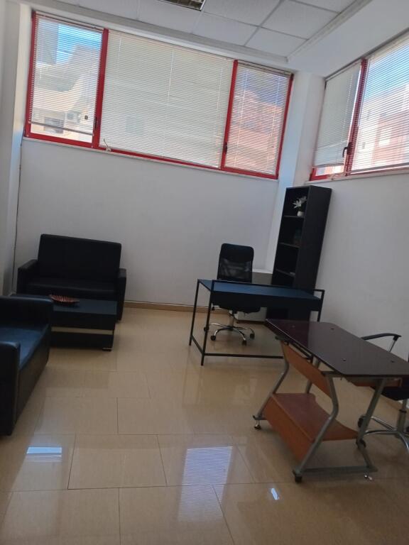 Jepet me qira zyrë profesionale 25 m² në Vollgë, Durrës