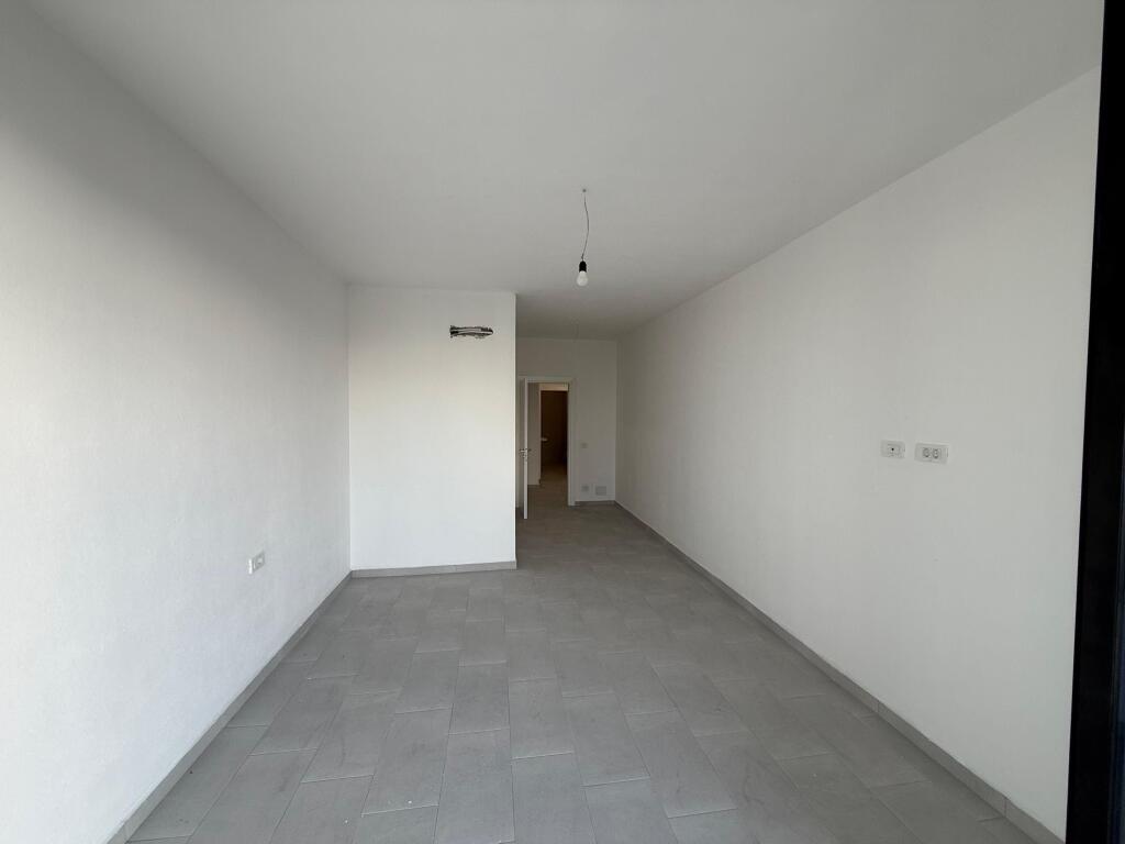 🏢 Ufficio in affitto – Golden Tower, Mine Peza 📐 152 m² superficie totale 💼 3 ampi ambienti di lavoro 🚻 2 bagni 🚗 Posto auto incluso