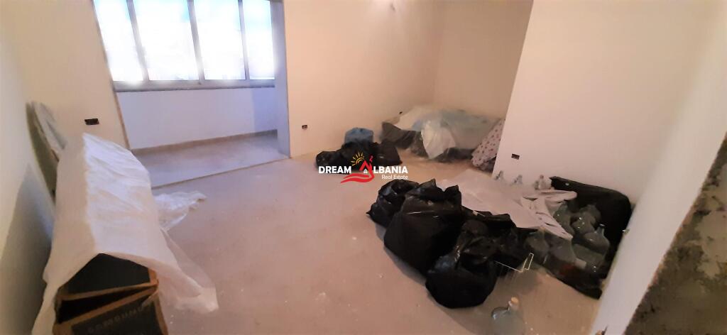 Penthouse apartment 4+1 with separate kitchen for sale on Hoxha Tasim street near Optika Roma in Tirana (ID 4139087)