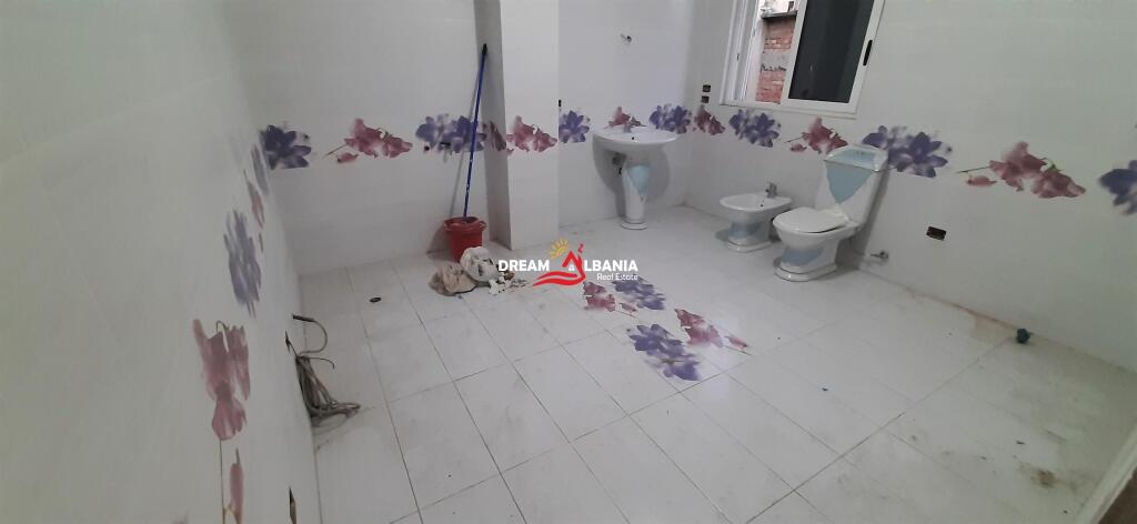 Penthouse apartment 4+1 with separate kitchen for sale on Hoxha Tasim street near Optika Roma in Tirana (ID 4139087)