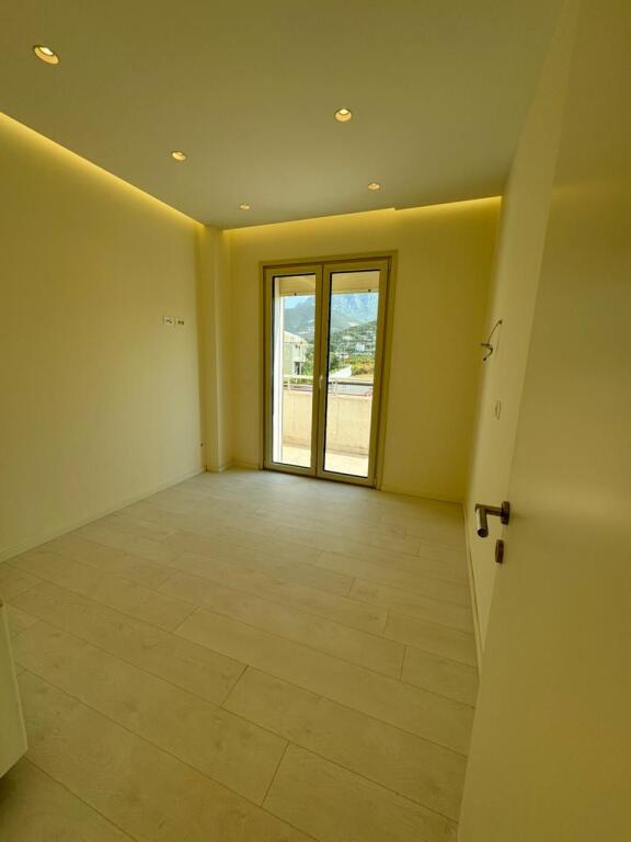 Shitet Apartament, zona e Tufines