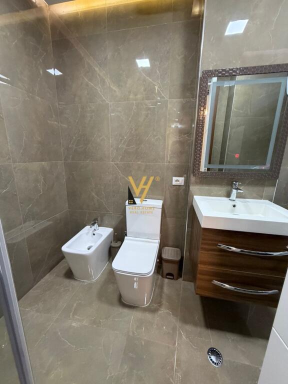 JEPET APARTAMENT 3+1+2+3BLK ME QIRA TE KODRA E DIELLIT 1.200 EURO