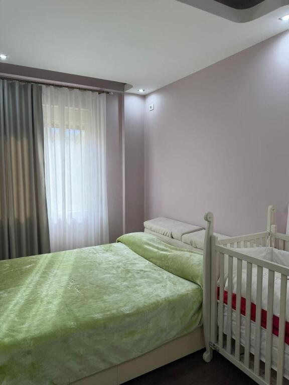 🟦 Jepet me qira apartament 1+1 me parkim – Liqeni i Thatë