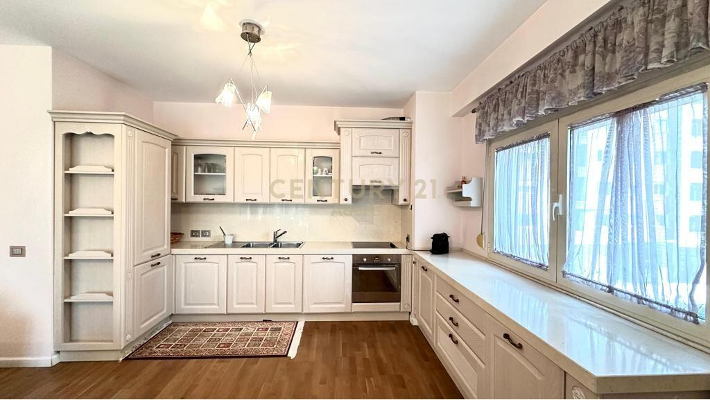 Apartament 2+1 me Qira tek Pazari i Ri!