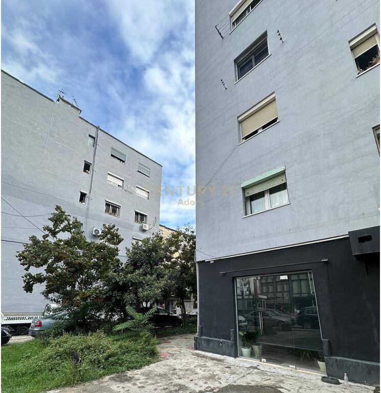Ambient Komercial per Shitje prane Vasil Shanto! 330,000 €