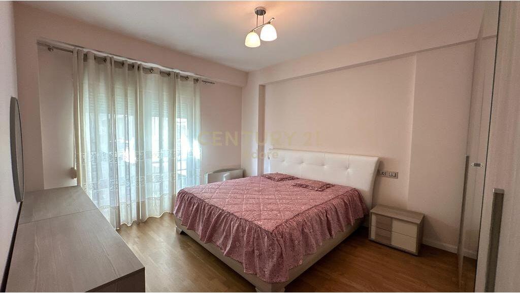 Apartament 2+1 me Qira tek Pazari i Ri!