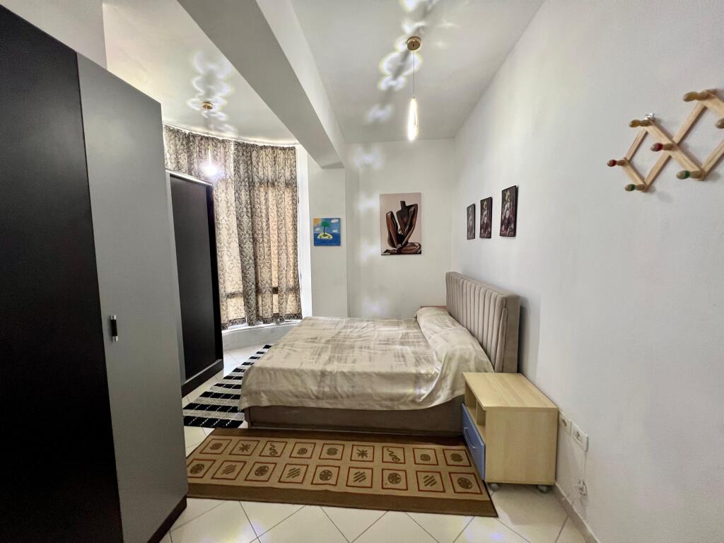 📣 QERA Apartament 1+1 📍 Perballe Kompleksit Delijorgji🛣️ Reuga e "Kavajes" ✨   🏢 Ndertim i Ri  🪜 Kati 11 (Me Ashensor)  🛋️ Totalisht i Mobiluar   💶 Cmimi 500 Euro i Pa Diskutueshem