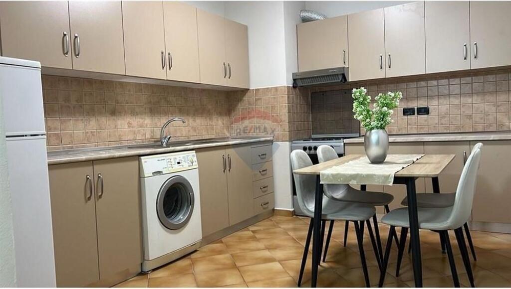 Apartament me Qira tek Gjimnazi Petronini