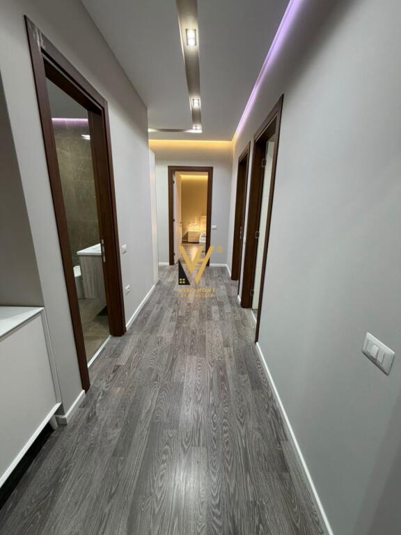 JEPET APARTAMENT 3+1+2+3BLK ME QIRA TE KODRA E DIELLIT 1.200 EURO