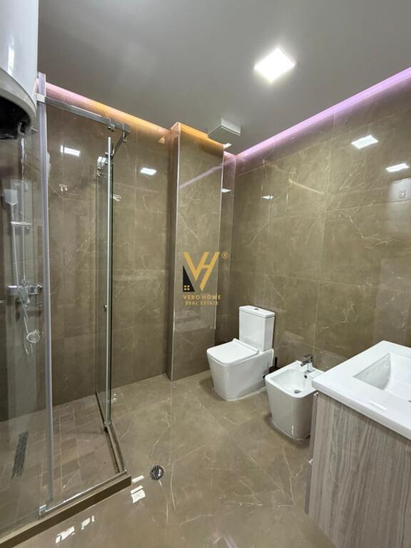 JEPET APARTAMENT 3+1+2+3BLK ME QIRA TE KODRA E DIELLIT 1.200 EURO
