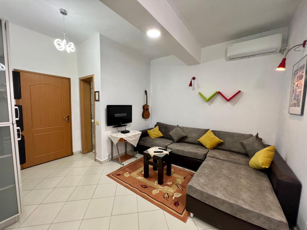 📣 QERA Apartament 1+1 📍 Perballe Kompleksit Delijorgji🛣️ Reuga e "Kavajes" ✨   🏢 Ndertim i Ri  🪜 Kati 11 (Me Ashensor)  🛋️ Totalisht i Mobiluar   💶 Cmimi 500 Euro i Pa Diskutueshem