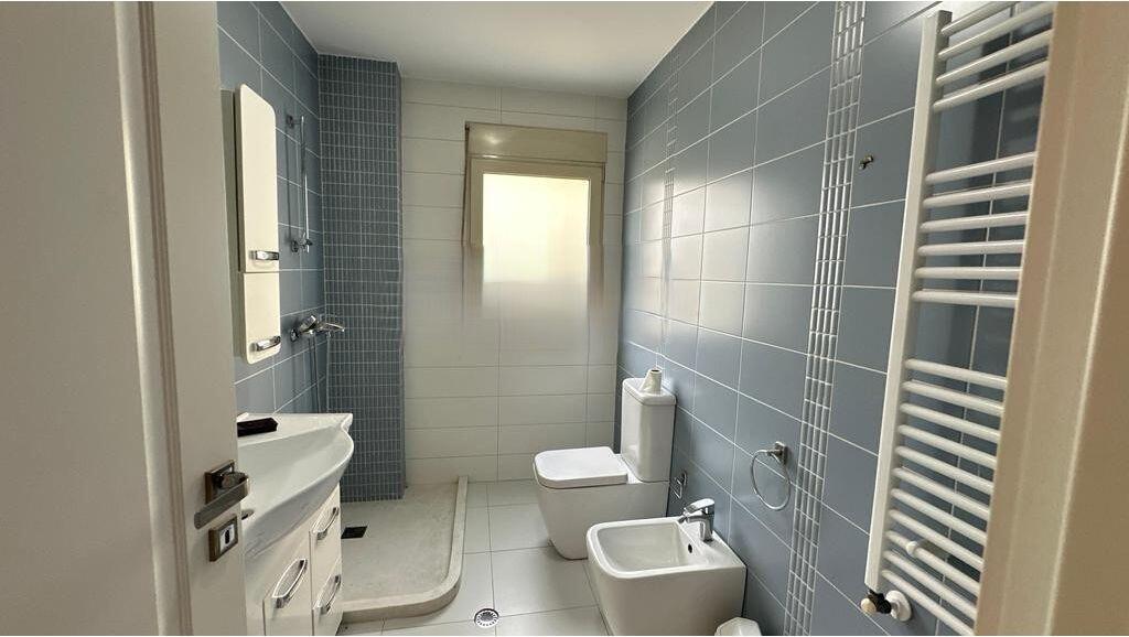 Apartament 2+1 me Qira në Pazarin e Ri – 140 m², Totalisht i Mobiluar