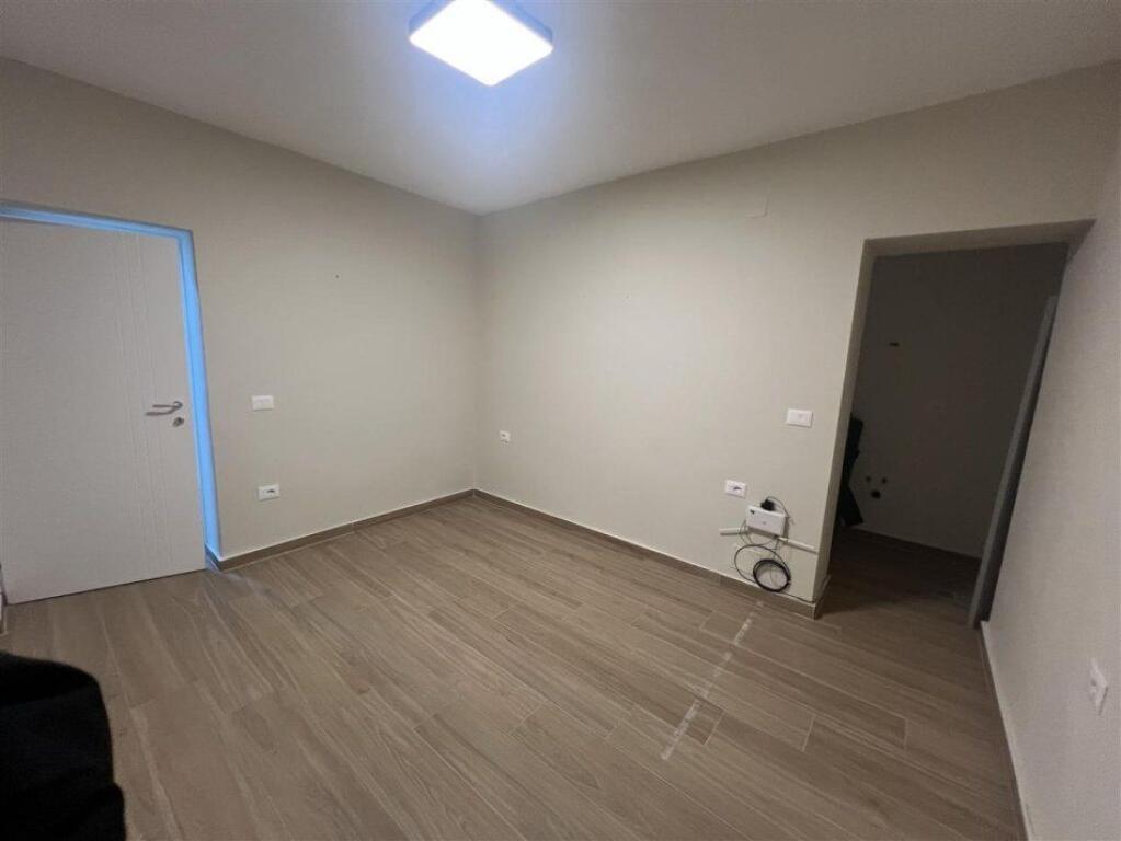 Ufficio in Affitto a Bllok (ID BZ2737) Tirana