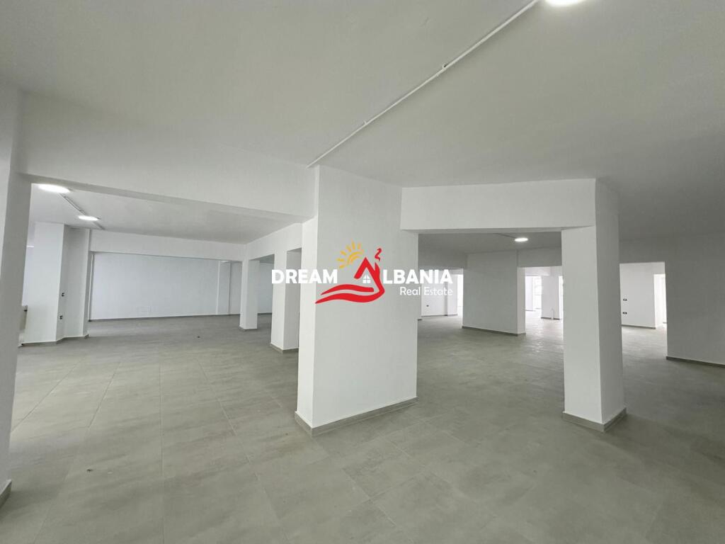 Ambient dublex me qera ne rrugen Dritan Hoxha ne afersi te Procredit Bank ne Tirane (ID 4261881)