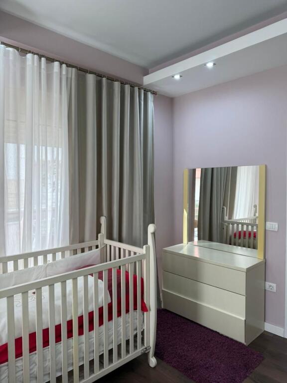 🟦 Jepet me qira apartament 1+1 me parkim – Liqeni i Thatë