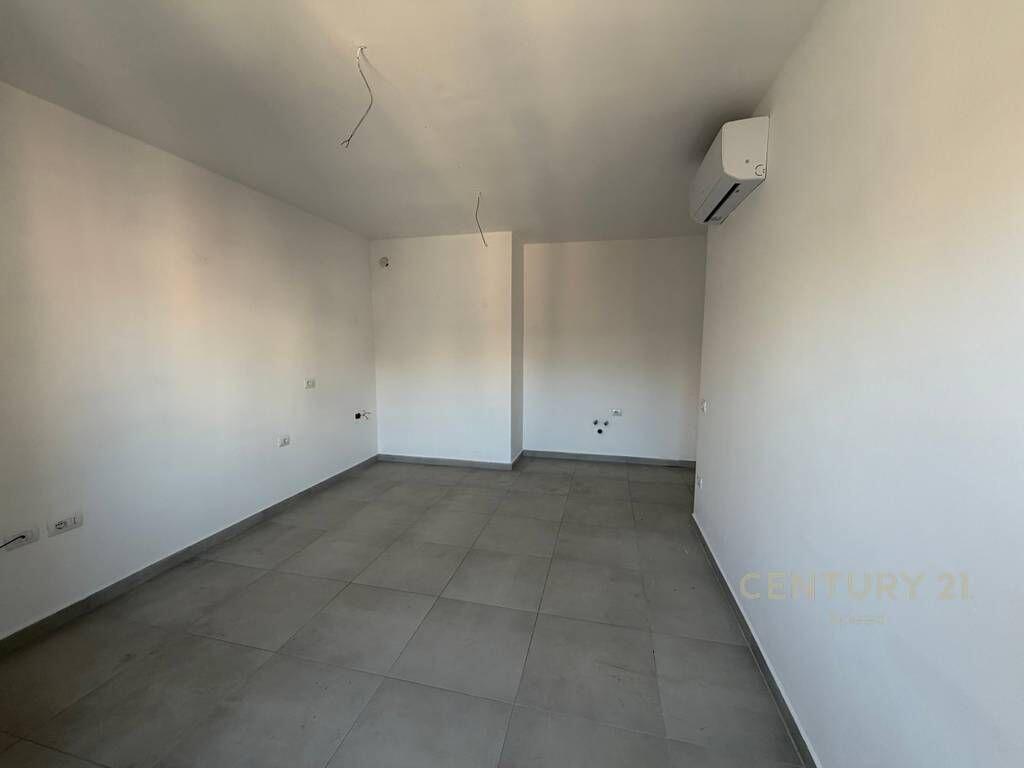 SHESIM APARTAMENT 1+1 ME PARKIM TË PËRFSHIRË PRANË PAZARIT TË RI! 185,000 €