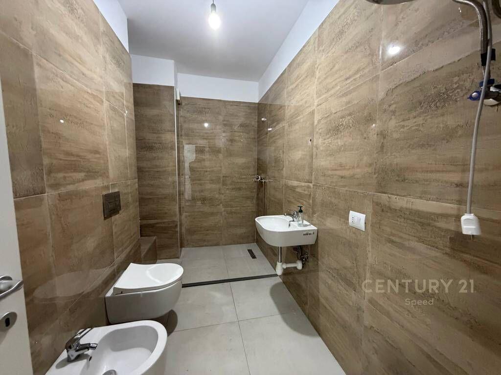SHESIM APARTAMENT 1+1 ME PARKIM TË PËRFSHIRË PRANË PAZARIT TË RI! 185,000 €