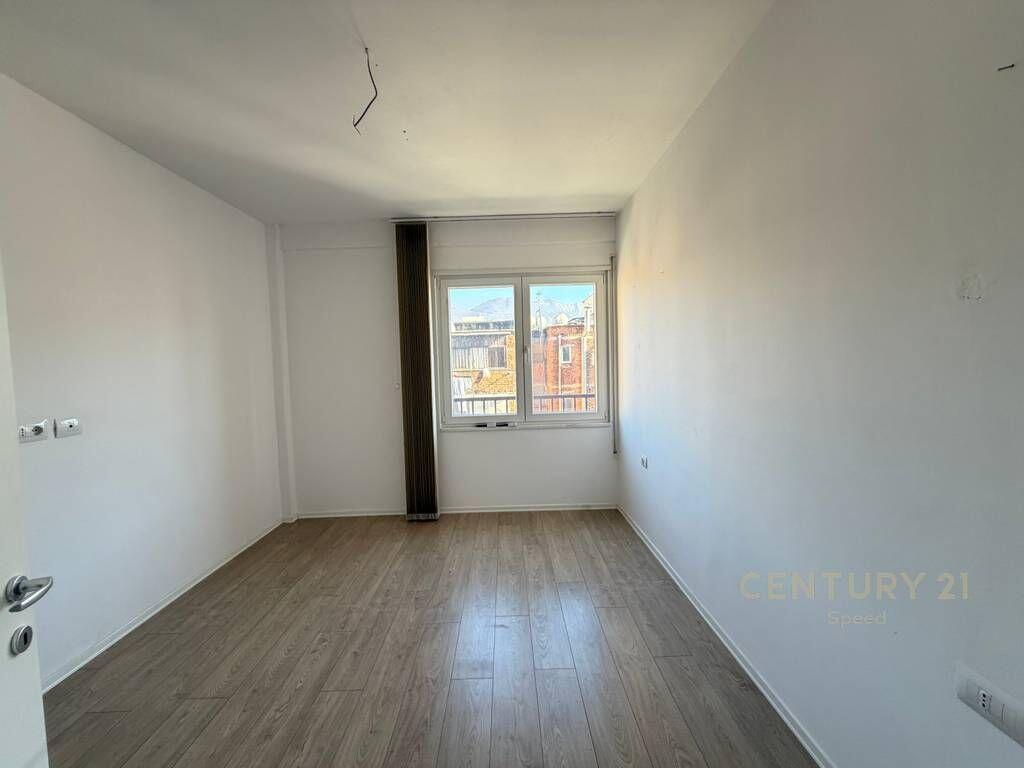 SHESIM APARTAMENT 1+1 ME PARKIM TË PËRFSHIRË PRANË PAZARIT TË RI! 185,000 €