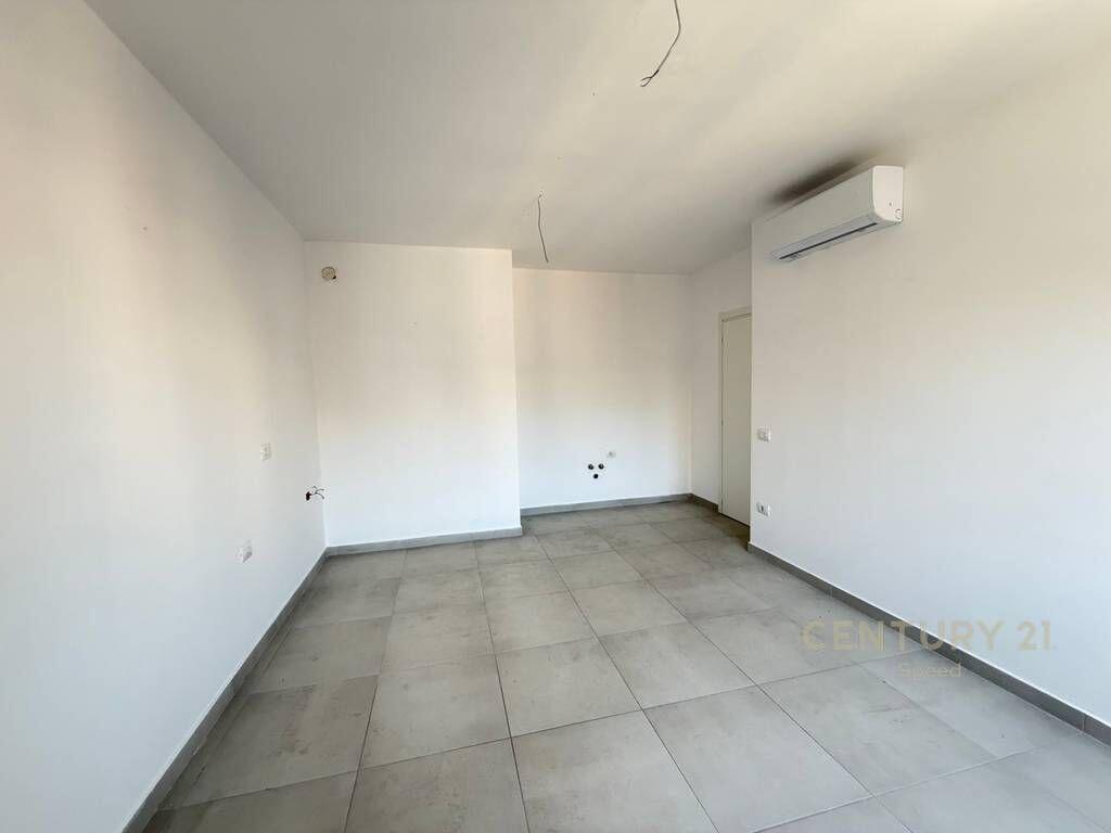 SHESIM APARTAMENT 1+1 ME PARKIM TË PËRFSHIRË PRANË PAZARIT TË RI! 185,000 €