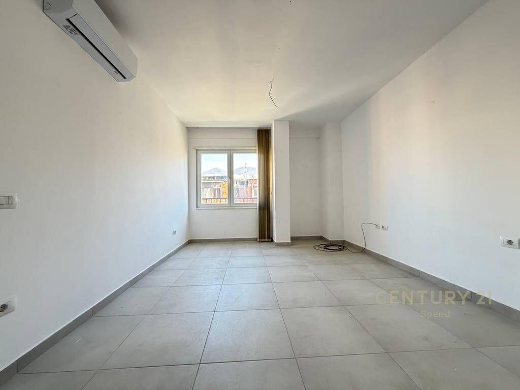 SHESIM APARTAMENT 1+1 ME PARKIM TË PËRFSHIRË PRANË PAZARIT TË RI! 185,000 €