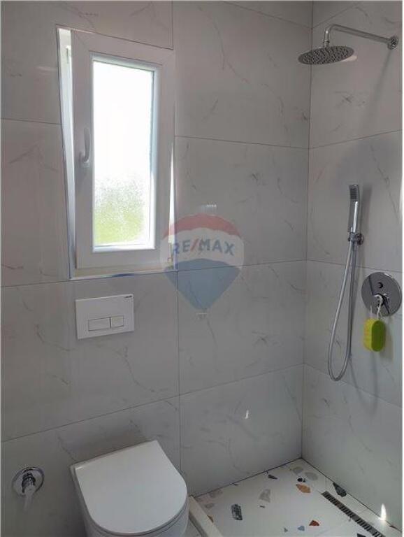 Ofrohet shtepi private 3+1 me qira ne Xhamllik.
