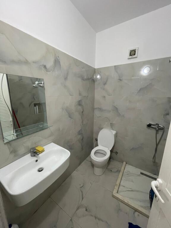 1° PIANO DI UNA VILLA DI 3 PIANI 2+1 IN AFFITTO A KENETE DURRES