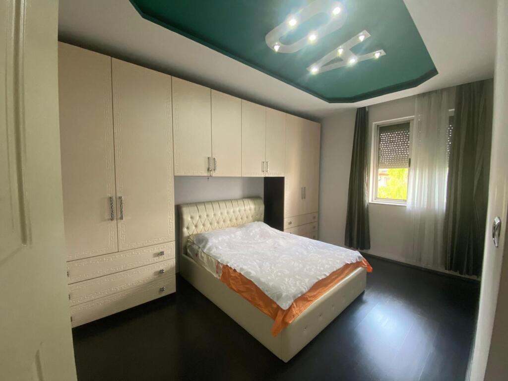APARTAMENT ME QIRA 1+1 – RRUGA E DURRËSIT, PËRBALLË HOTEL COLOSSEO💶 Çmimi: 500 € / muaj