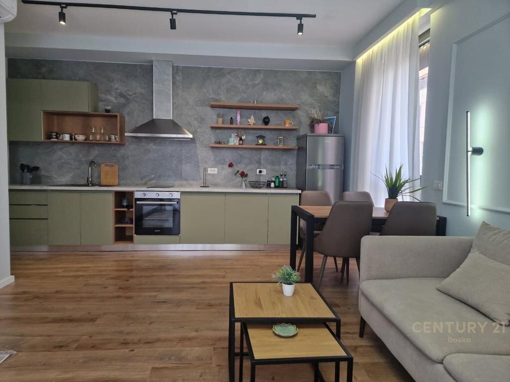 Shitet Apartament Premium 1+1 me Verandë &amp; Post Parkimi – Investim Ideal pranë Pazarit të Ri!