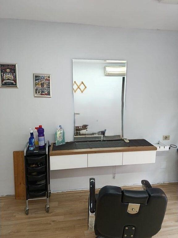 MYSLYM SHYRI, VENDITA AMBIENTE COMMERCIALE
