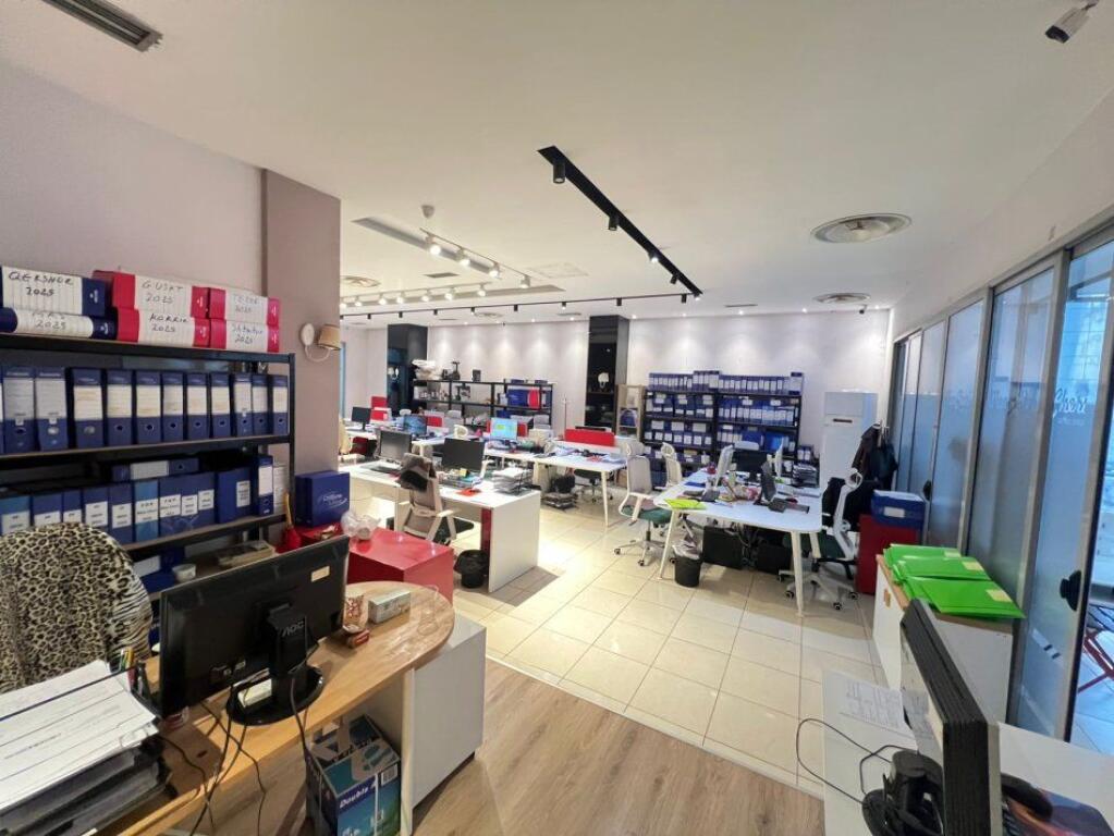 Ufficio in Affitto in Via Kavaja (ID BZ2739) Tirana