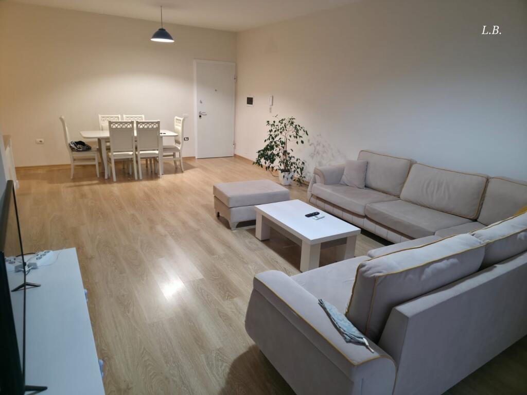 Jepet me qira Apartament 2+1+2 – Zona e Botanikut / te Xhamia