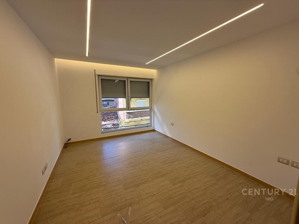 Ambient per zyra tek Rruga e Kavajes. 750 € /Muaj