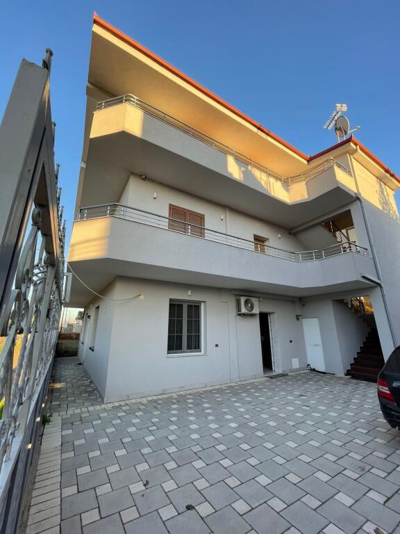 1° PIANO DI UNA VILLA DI 3 PIANI 2+1 IN AFFITTO A KENETE DURRES