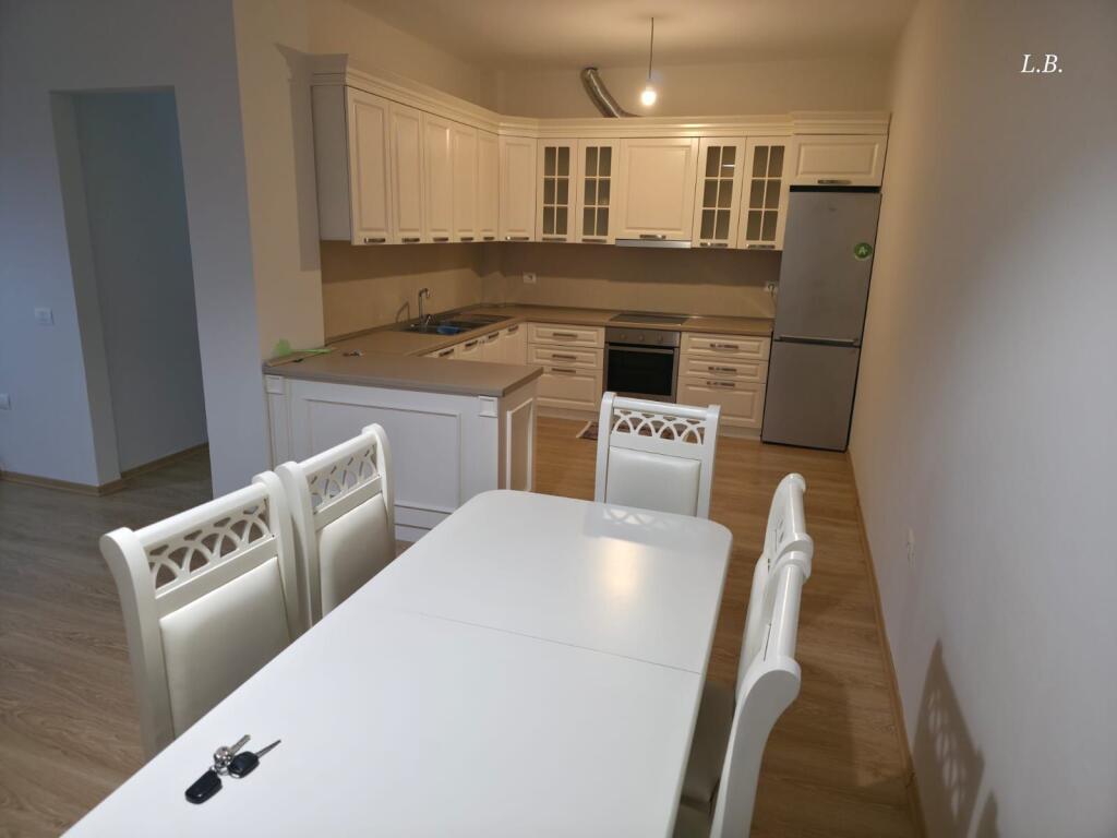 Jepet me qira Apartament 2+1+2 – Zona e Botanikut / te Xhamia