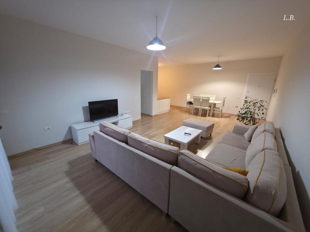 Jepet me qira Apartament 2+1+2 – Zona e Botanikut / te Xhamia