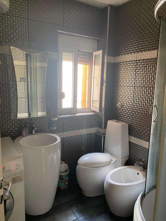APARTAMENT ME QIRA 1+1 – RRUGA E DURRËSIT, PËRBALLË HOTEL COLOSSEO💶 Çmimi: 500 € / muaj