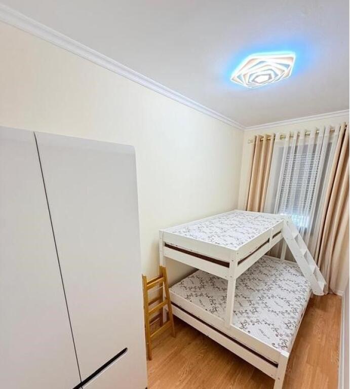 Appartamento Moderno 2+1 in Affitto in Via Kosovarëve – Posizione Ricercata!