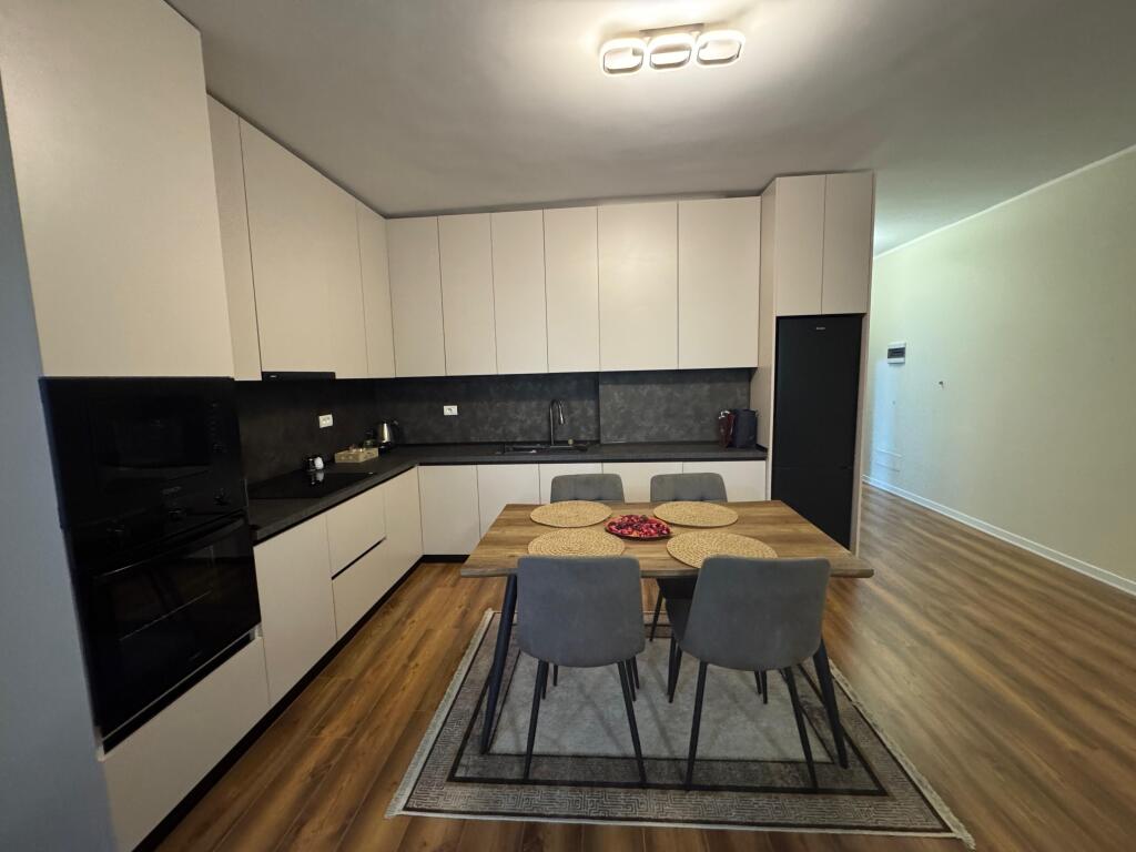 Shitet Apartament 2+1