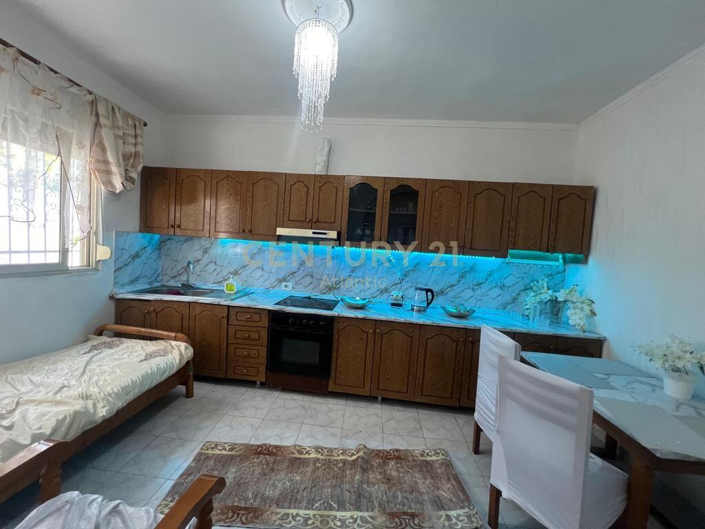SHITET APARTAMENT ME OBORR PRANE SHKOLLES DEMOKRACIA NE DURRES !
