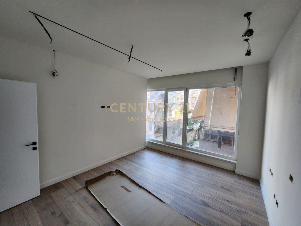 VENDITA AMBIENTE PER UFFICI A 21-DHJETORI 320.000 €