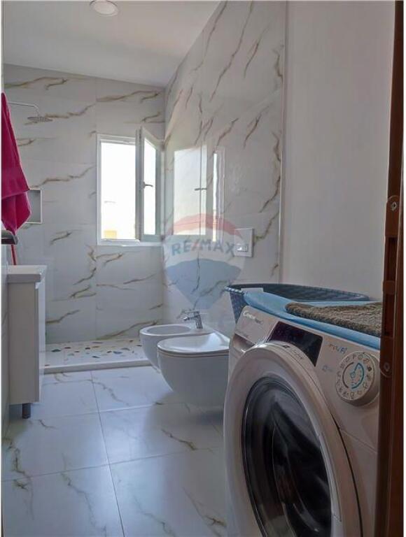 Ofrohet shtepi private 3+1 me qira ne Xhamllik.