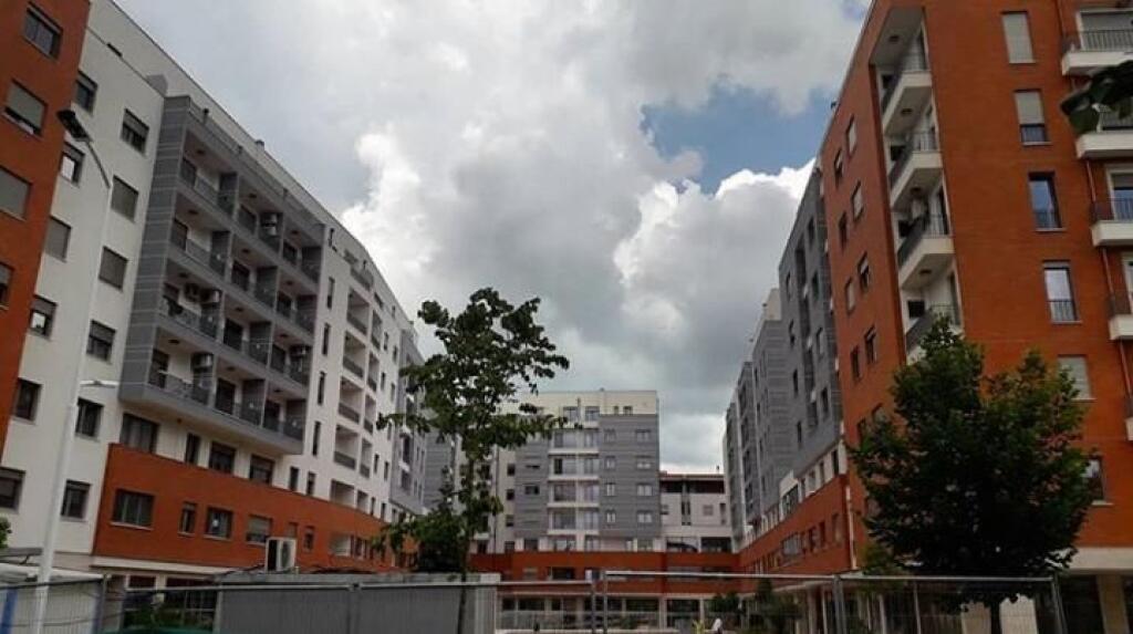 🏡 Jepet apartament 2+1 + 2 tualete + ballkon + garazh të mbyllur për 2 makina – pallat i ri (2024)