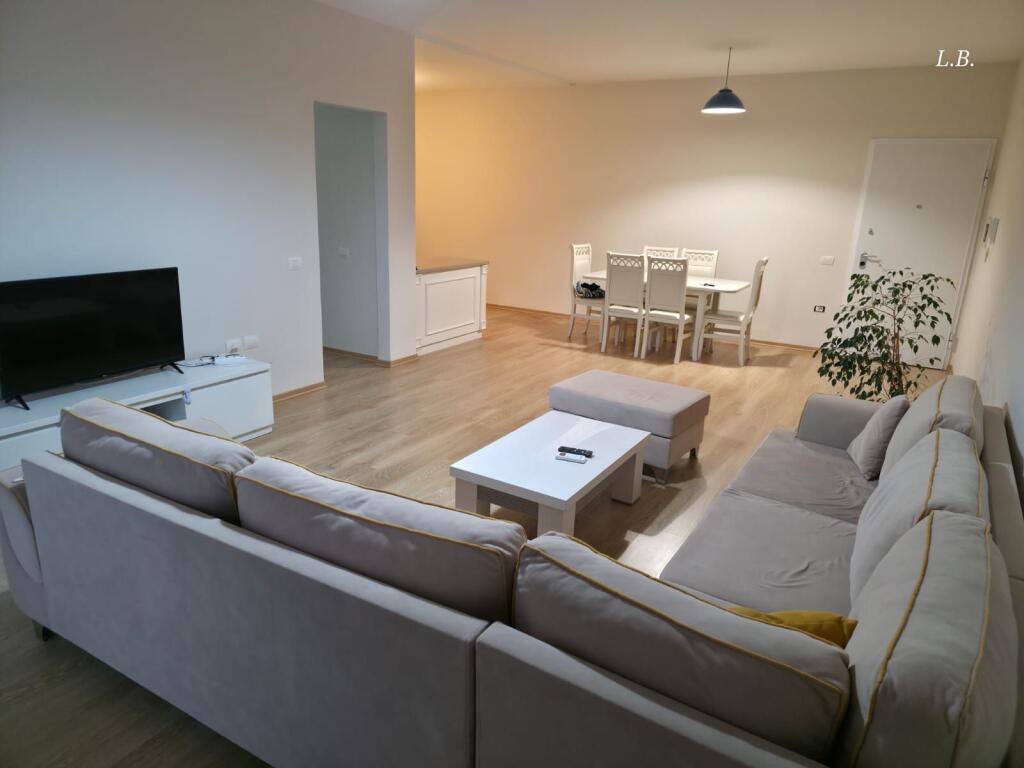 Jepet me qira Apartament 2+1+2 – Zona e Botanikut / te Xhamia