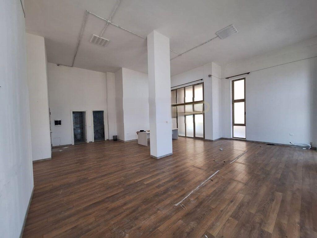 AMBJENT KOMERCIAL PER SHITJE NE XHAMLLIK. (217M2) 450,000 €